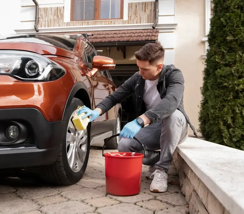Lavage auto à domicile Feurs : professionnel intervenant sur un véhicule